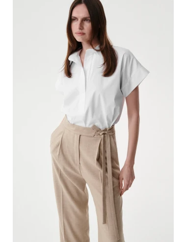 bluzka damska biała Echo - stylizacja na modelce przód