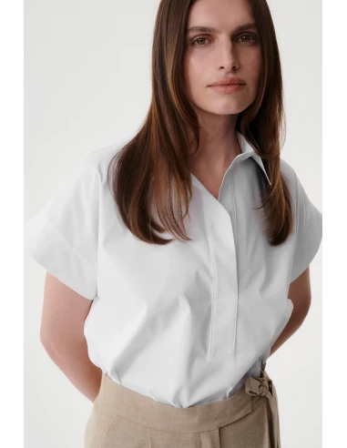 bluzka damska biała Echo - stylizacja na modelce przód