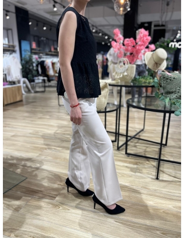 bluzka damska czarna Echo - stylizacja na modelce przód