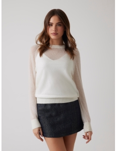 sweter damski biały Guess - stylizacja na modelce 2