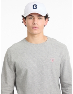 czapka męska biała Guess - przód na modelu