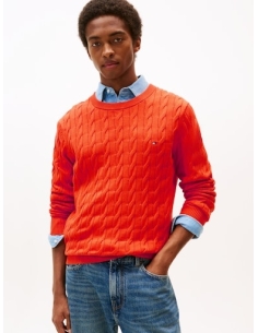 Sweter męski czerwony Tommy Hilfiger - przód na modelu