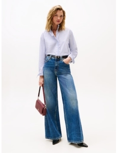 Koszula damska biała Tommy Hilfiger - przód na modelce 2