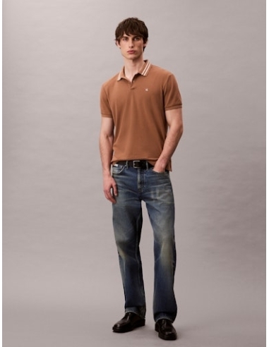 Polo męskie kolor brązowy Calvin Klein - stylizacja na modelu