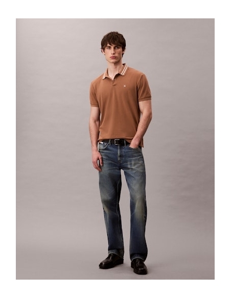Polo męskie kolor brązowy Calvin Klein - stylizacja na modelu