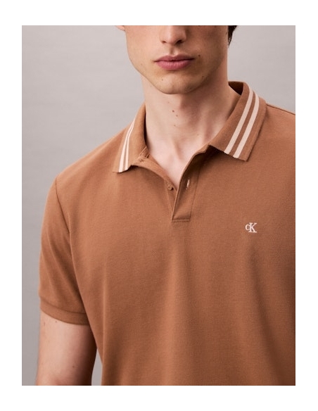 Polo męskie kolor brązowy Calvin Klein - detale przód