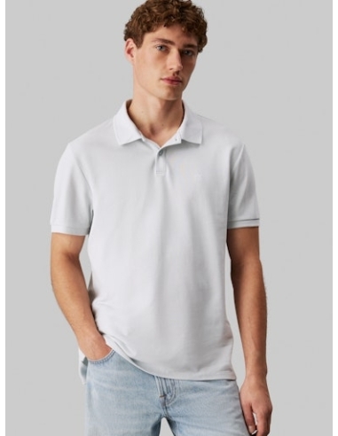 Polo męskie białe Calvin Klein - stylizacja na modelu