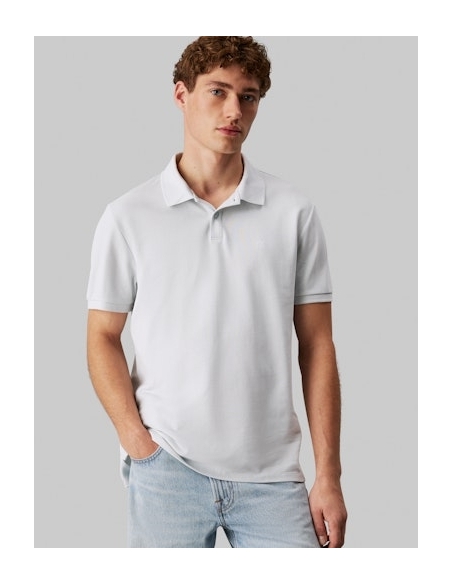 Polo męskie białe Calvin Klein - stylizacja na modelu