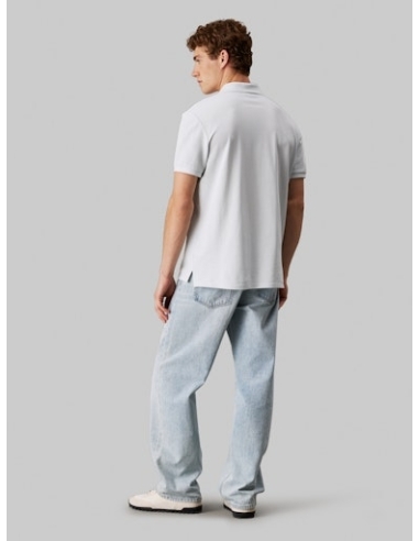 Polo męskie białe Calvin Klein - stylizacja na modelu tył