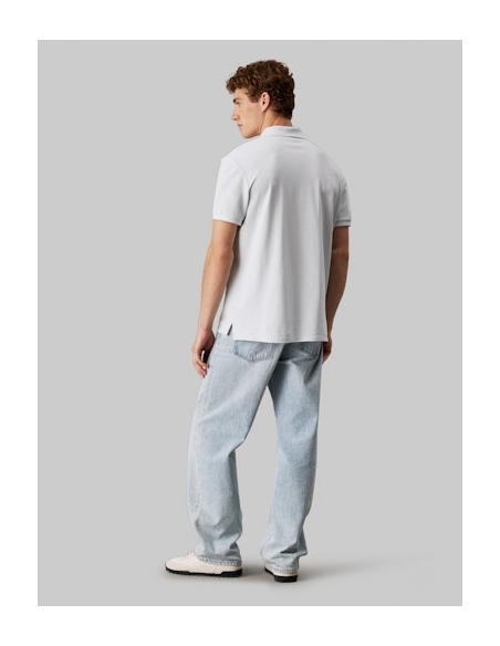 Polo męskie białe Calvin Klein - stylizacja na modelu tył